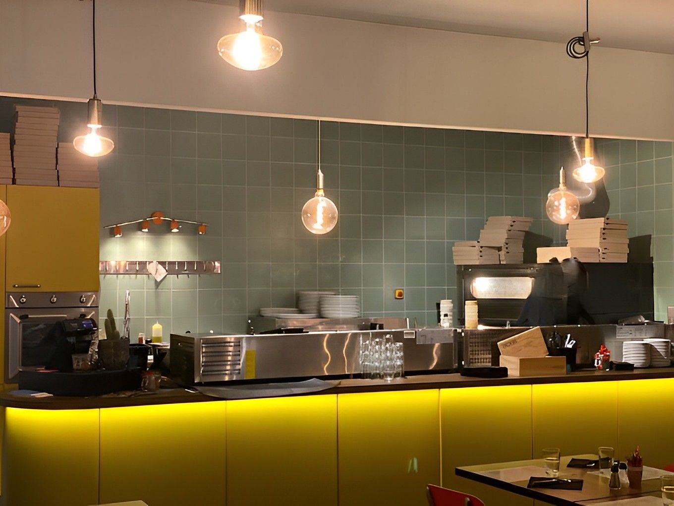 Le véritable comptoir jaune et les carreaux verts du Tchap
