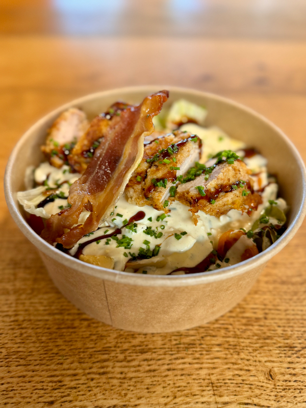 Salade Caesar au poulet, bacon et sauce crémeuse