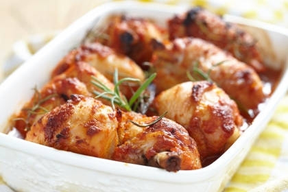 Morceaux de poulet grillé dorés dans un plat